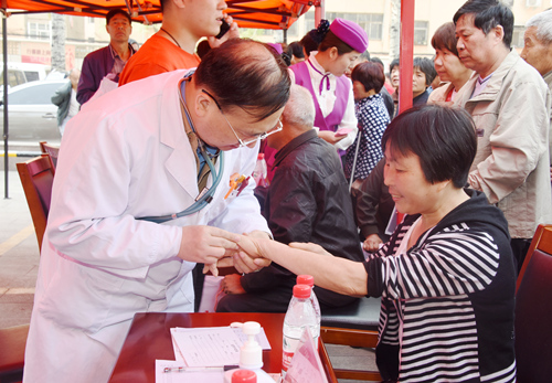 5神经内科医学博士赵发国义诊中_副本.jpg